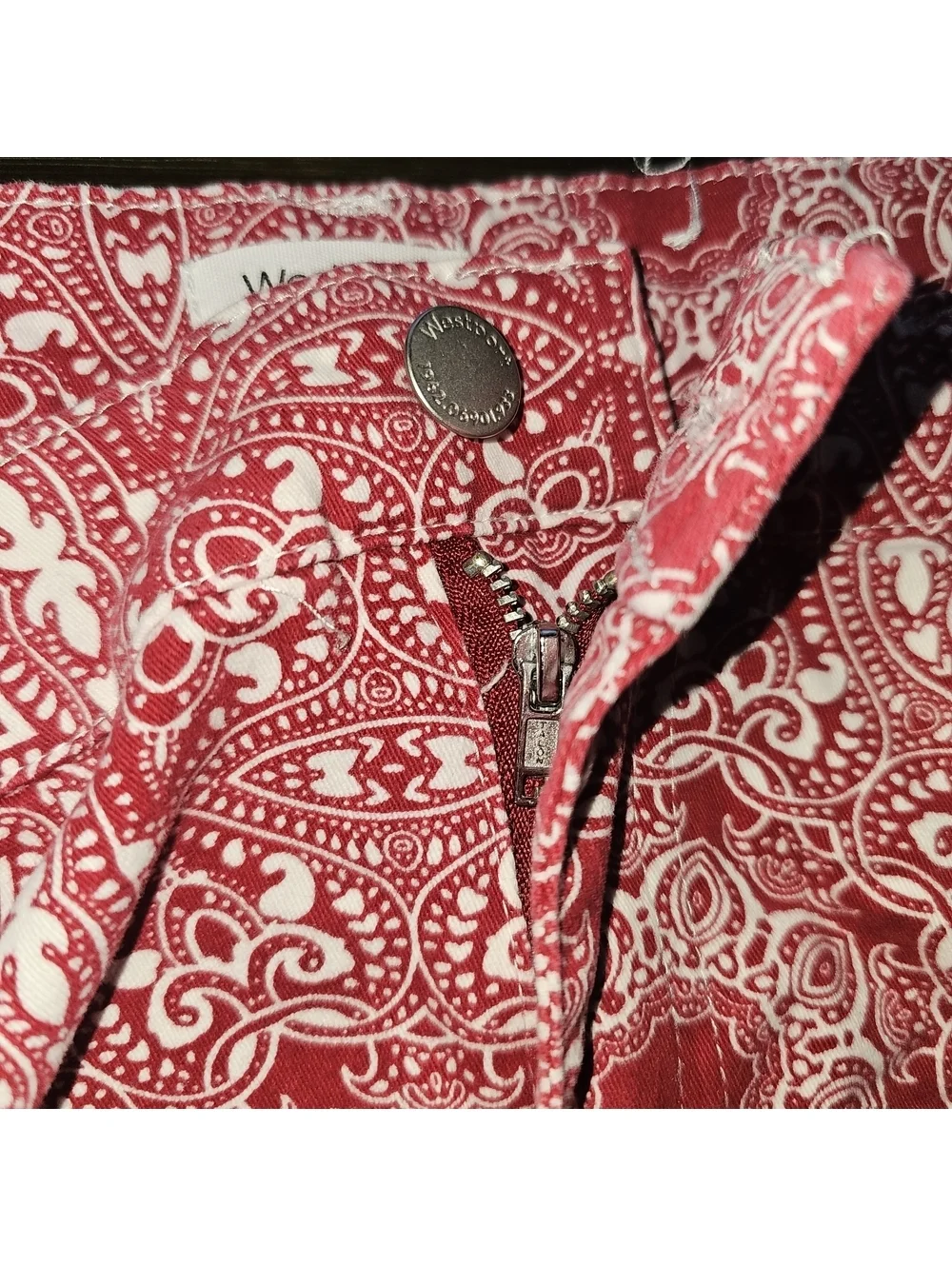 Westport Womans Shorts Red & White Paisleyish Print Sz 12- 5 Pocket Style Cotton